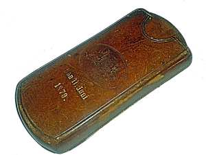 Zigarrenetui, zweiteilig, Leder, 13,5 x 6,5 x 3 cm, Herkunft Großbritannien, vermutl. Ende 70er Jahre des 19. Jh. m. Prägung im Oval: Wappen des Vereinigten Königreiches von Großbritannien und Irland sowie Firmenname F. C. Hathaway.  Widmung in Goldprägung: "Den 11. Juni 1879." - vermutl. anlässl. d. Feier der Goldenen Hochzeit von Kaiser Wilhelm I. und Kaiserin Augusta zu Berlin. Vermutl. aus dem Nachlass Heinrich Carl Wilhelm Bormann 1824 - 1894, Bormann Archiv Ottensen.